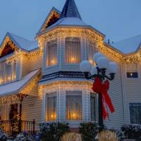 Сияющий дом как из зимней сказки: волшебное украшение фасада к Новому году