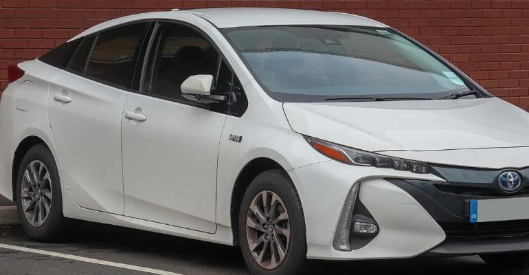 Toyota Prius: лидер среди гибридов. Почему стоит купить легендарный японский автомобиль